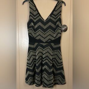 BEBOP CHEVRON METALLIC BLACK AND GOLD PARTY DRESS V-NECK SLEEVELESS SIZE MED